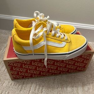 Ladies casual sneakers.